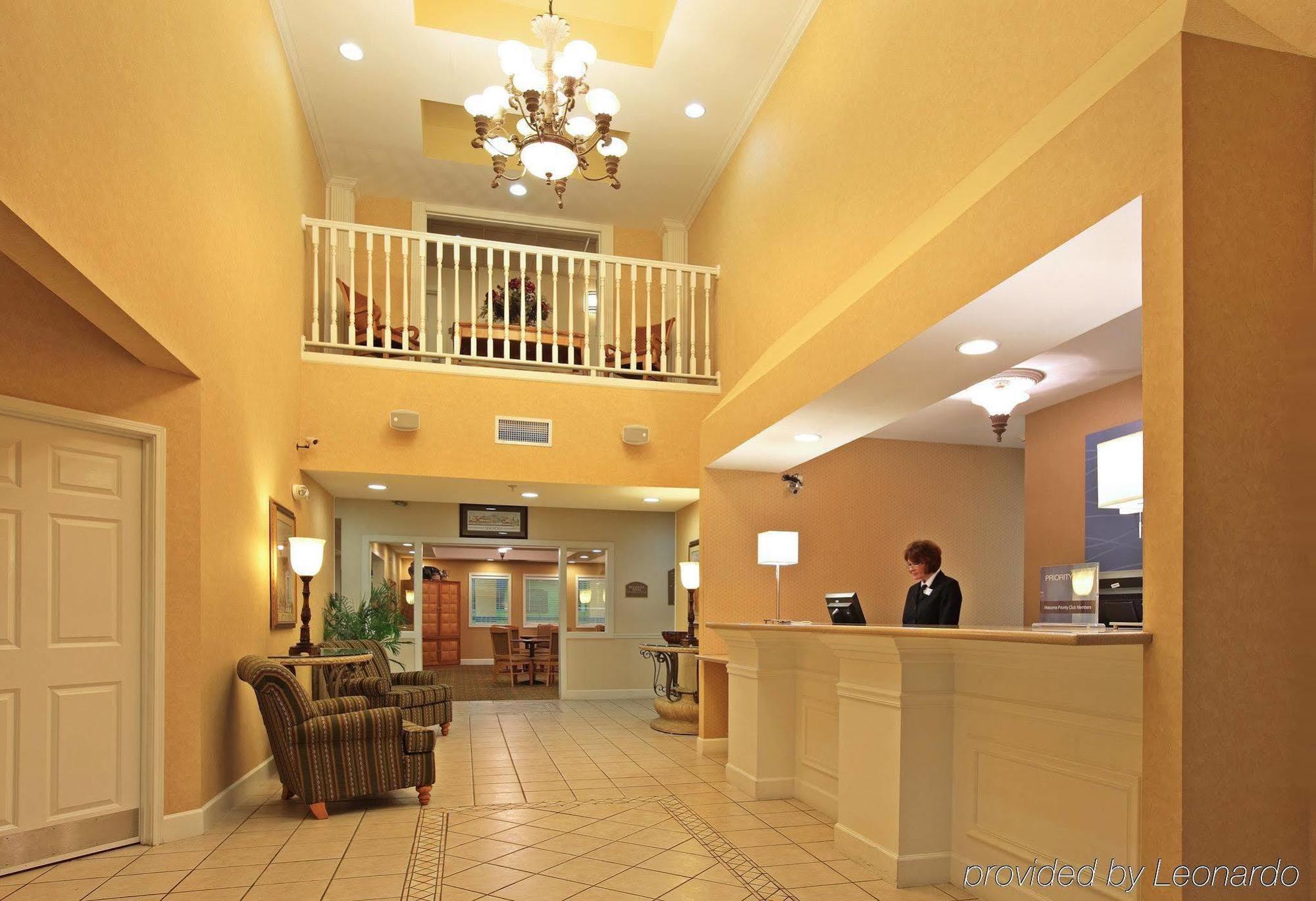 Holiday Inn Express & Suites Magnolia-Lake Columbia Интерьер фото